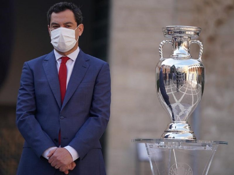 Juanma Moreno con la Eurocopa