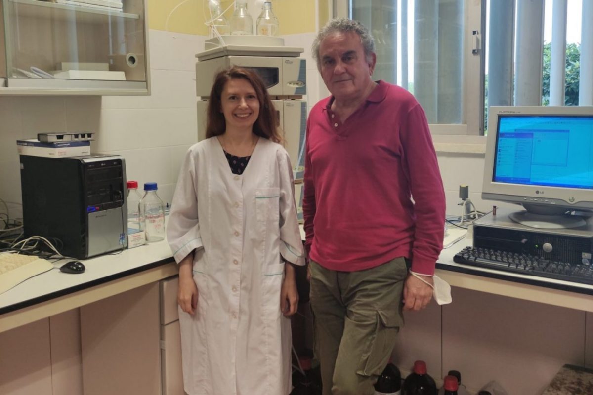 Svetlana Lyashenko y José Luis Guil Guerrero, coautores del artículo, en el laboratorio de Tecnología de Alimentos de la Universidad de Almería.