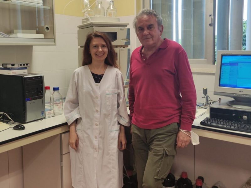 Svetlana Lyashenko y José Luis Guil Guerrero, coautores del artículo, en el laboratorio de Tecnología de Alimentos de la Universidad de Almería.