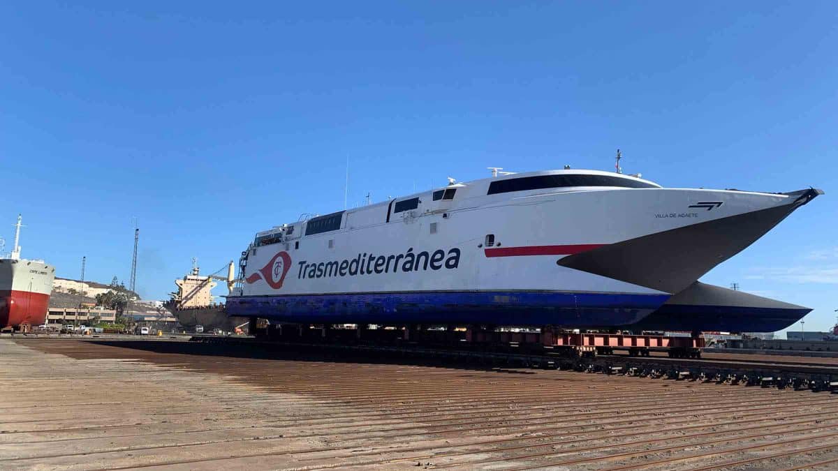 Imagen de un barco de Transmediterránea