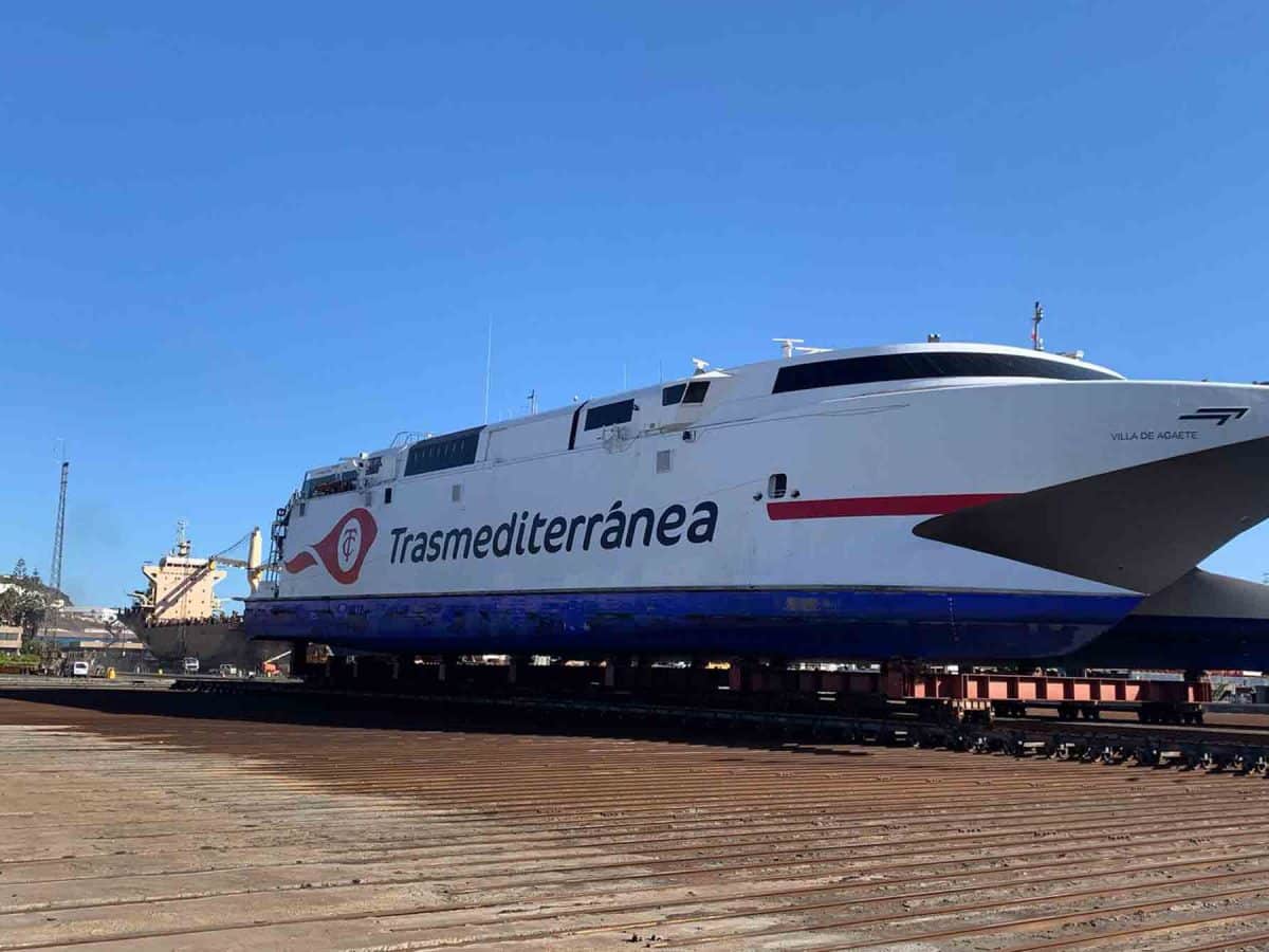 Imagen de un barco de Transmediterránea