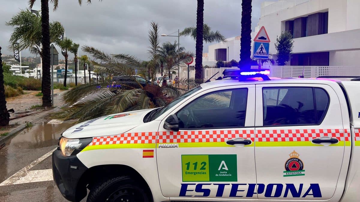 Imagen de un coche de Emergencias 112 en Málaga atendiendo avisos por fuertes lluvias / EA