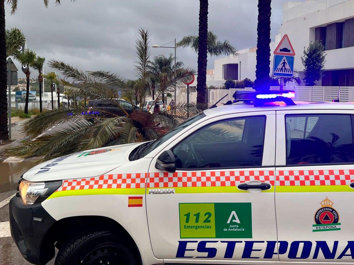 Imagen de un coche de Emergencias 112 en Málaga atendiendo avisos por fuertes lluvias / EA