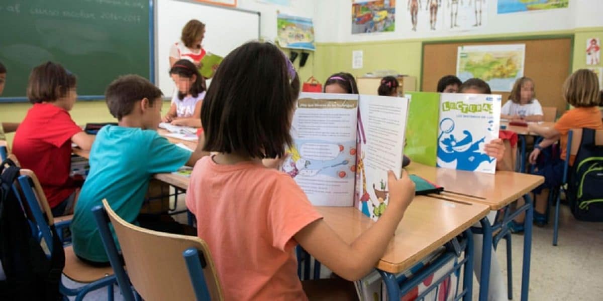 Varios niños en una clase