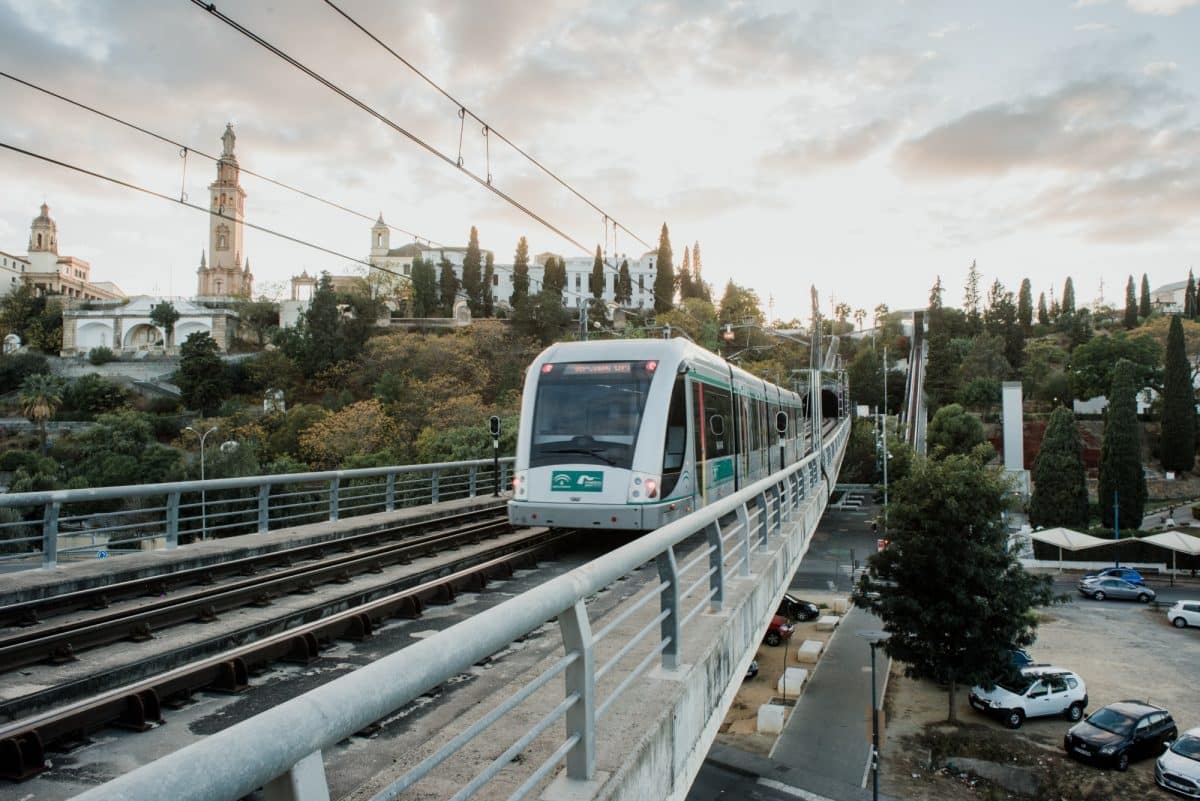 El Metro bajando del Aljarafe. Foto de Metro de Sevilla