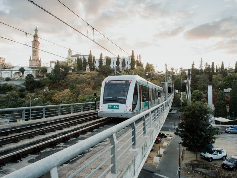 El Metro bajando del Aljarafe. Foto de Metro de Sevilla