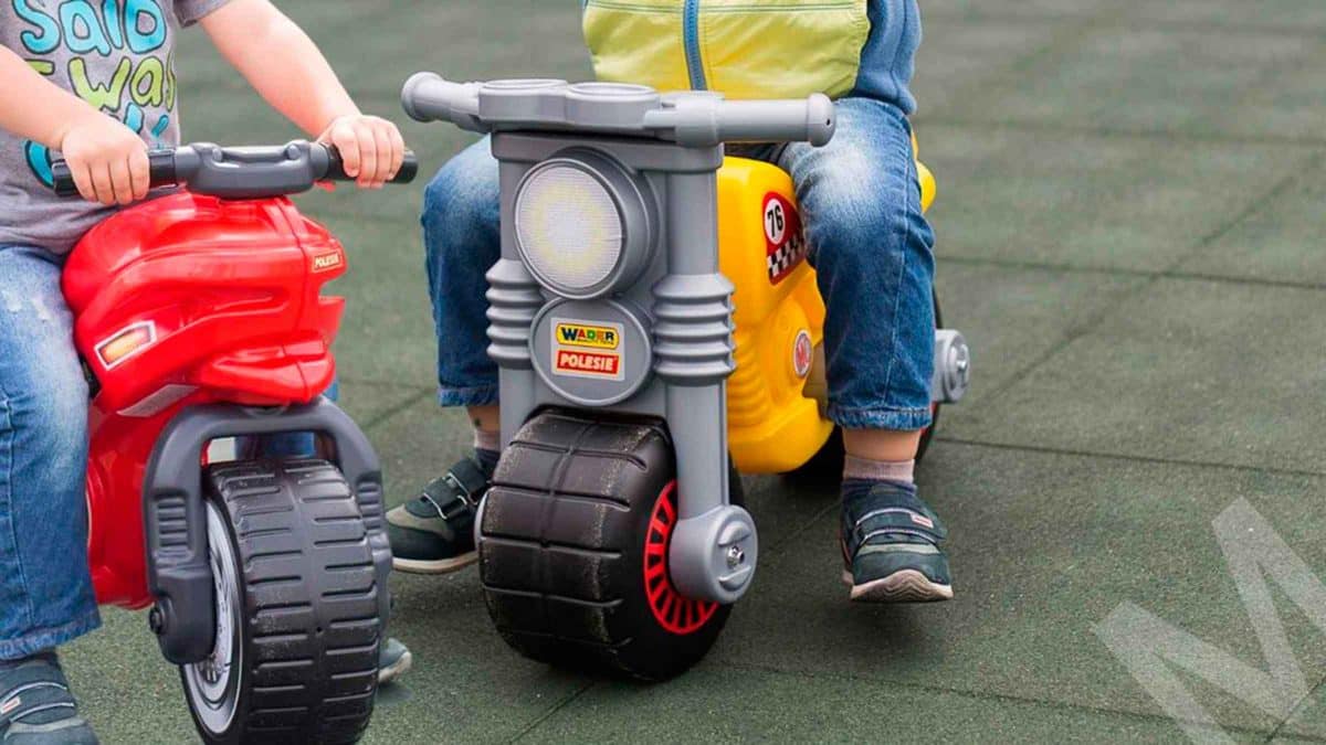 Dos niños se escapan de una guardería de Almería en motos de juguete