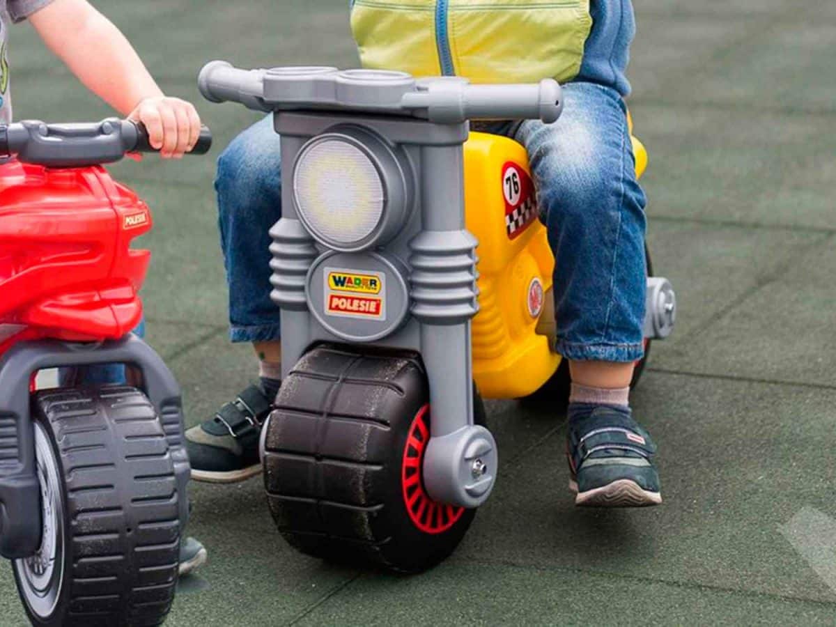 Dos niños se escapan de una guardería de Almería en motos de juguete