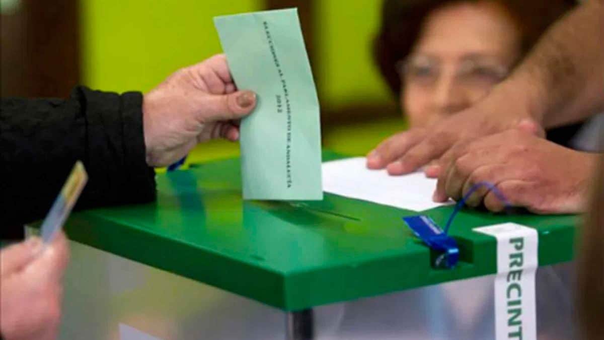 Imagen recurso de una urna en un proceso electoral