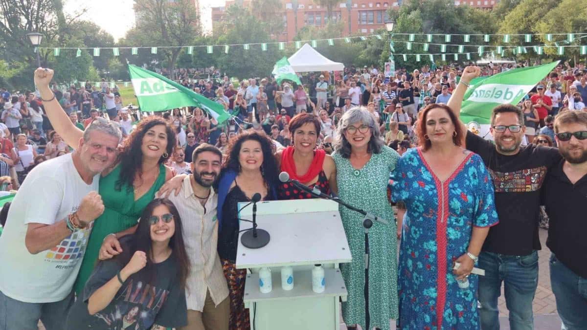 Teresa Rodríguez posa junto a varios miembros de este partido en un acto