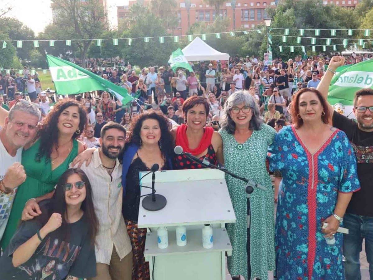 Teresa Rodríguez posa junto a varios miembros de este partido en un acto