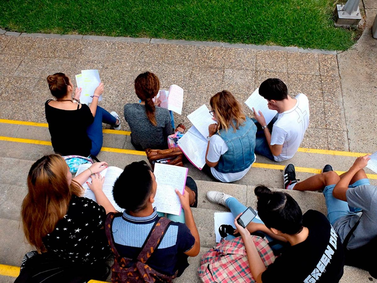 Estudiantes preparándose para la Selectividad