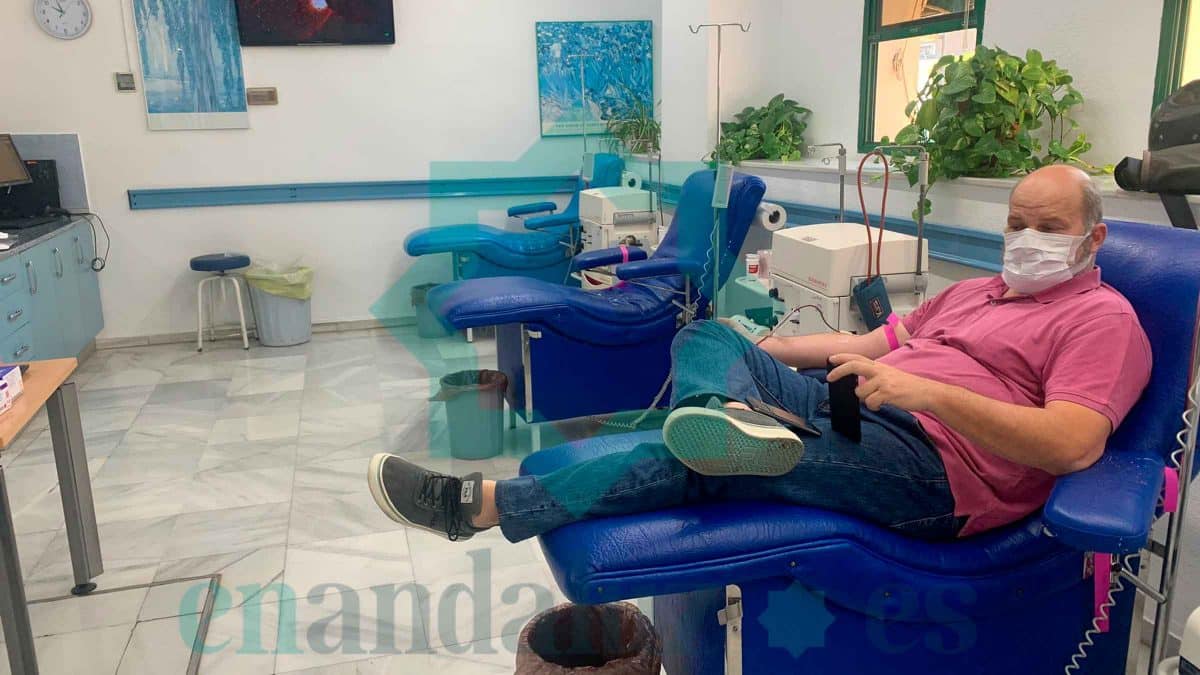 Imagen de un paciente al donar sangre en un hospital andaluz / Clara Fajardo