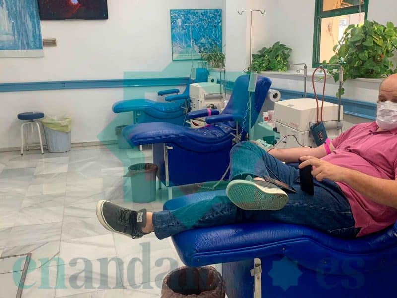 Imagen de un paciente al donar sangre en un hospital andaluz / Clara Fajardo