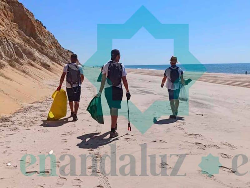 Imagen de la recogida de basura en playas del entorno de Doñana / EA