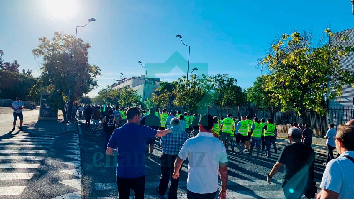 Imagen de protestas de taxistas en Sevilla por el decreto VTC / EA