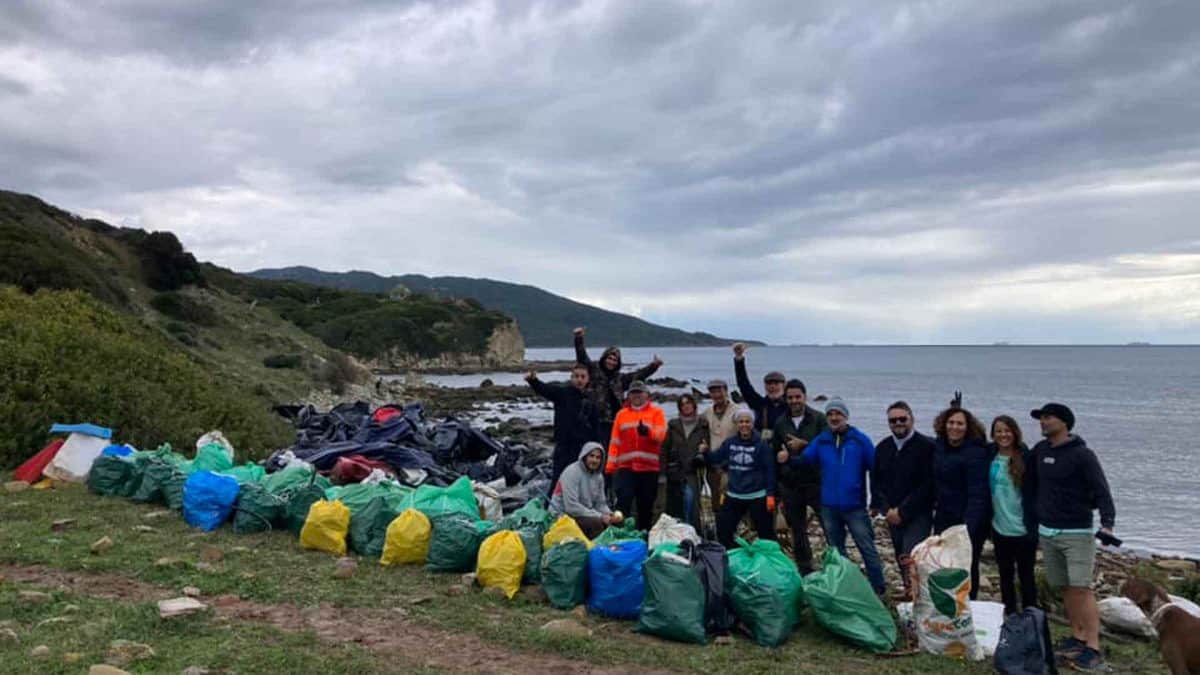 Imagen de la recogida en el Parque del Estrecho de 5 toneladas de basura / EA