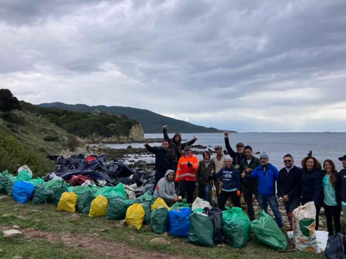 Imagen de la recogida en el Parque del Estrecho de 5 toneladas de basura / EA