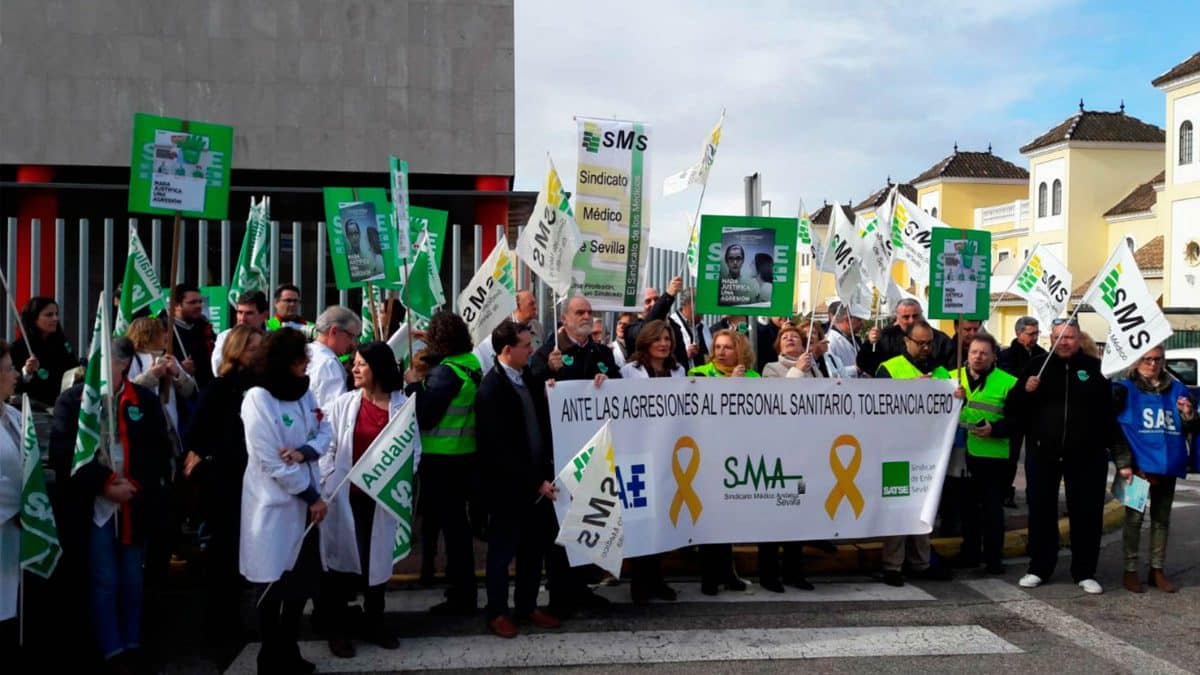 Concentración contra las agresiones a médicos en Andalucía en 2018