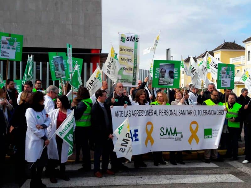 Concentración contra las agresiones a médicos en Andalucía en 2018