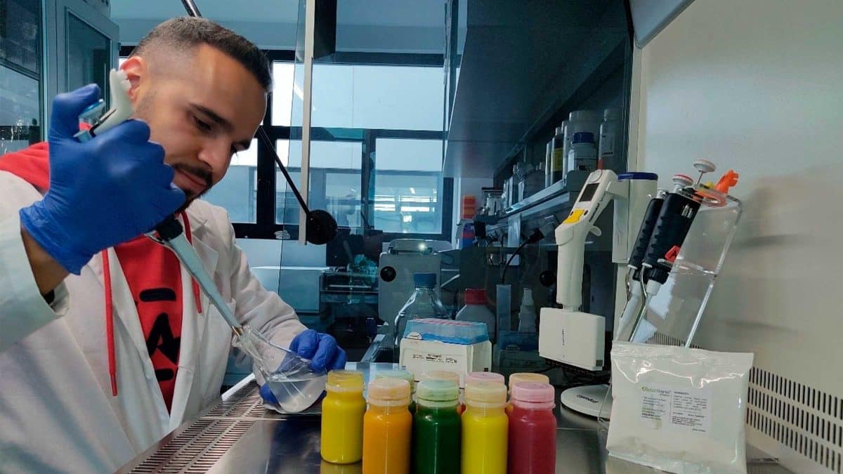 Científico del IG CSIC preparando bebidas en un laboratorio / IG-CSIC