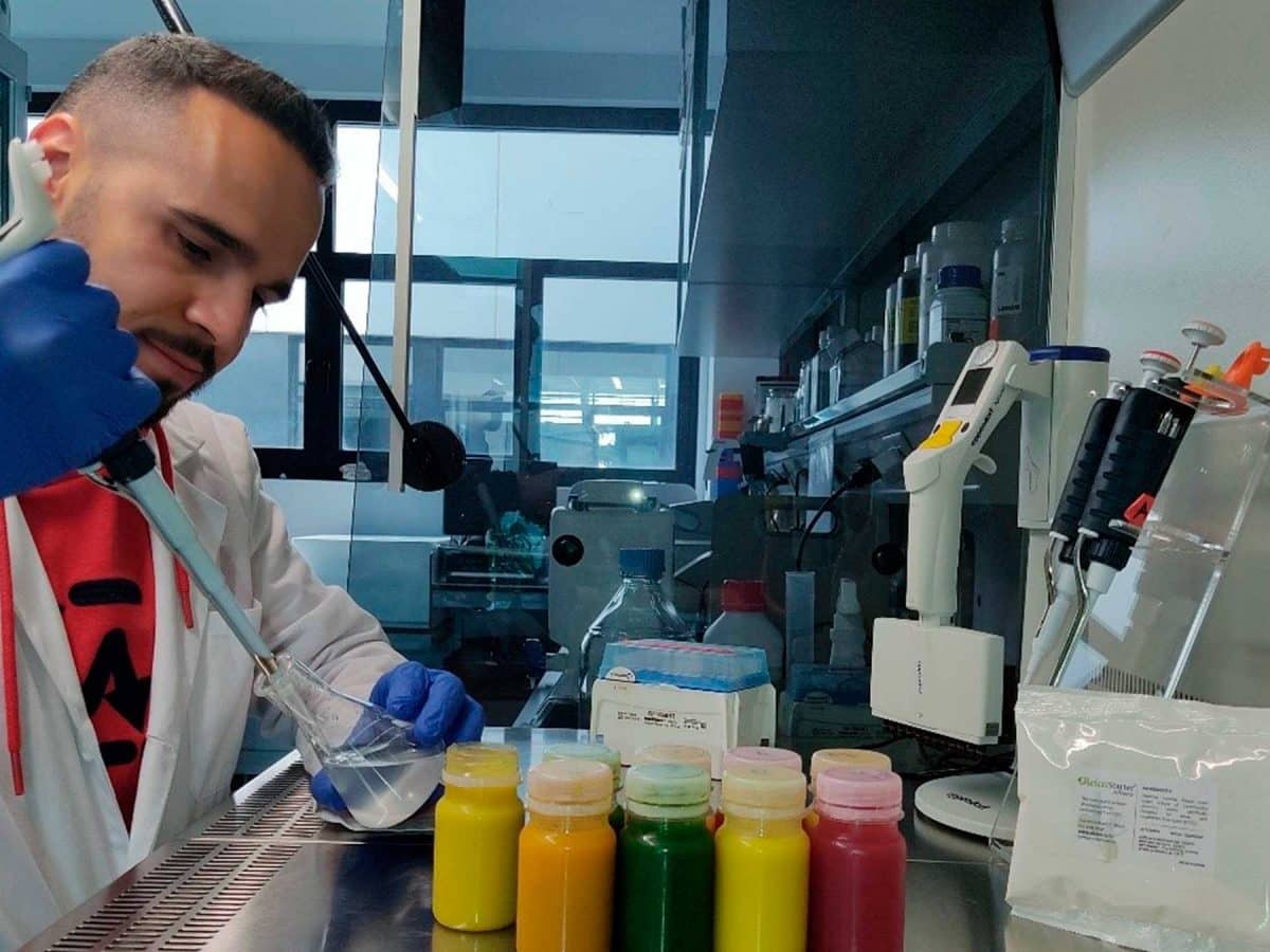 Científico del IG CSIC preparando bebidas en un laboratorio / IG-CSIC