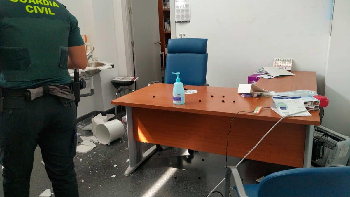 Un agente de Guardia Civil inspecciona los destrozos provocados en el interior del centro