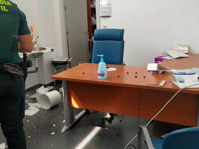 Un agente de Guardia Civil inspecciona los destrozos provocados en el interior del centro