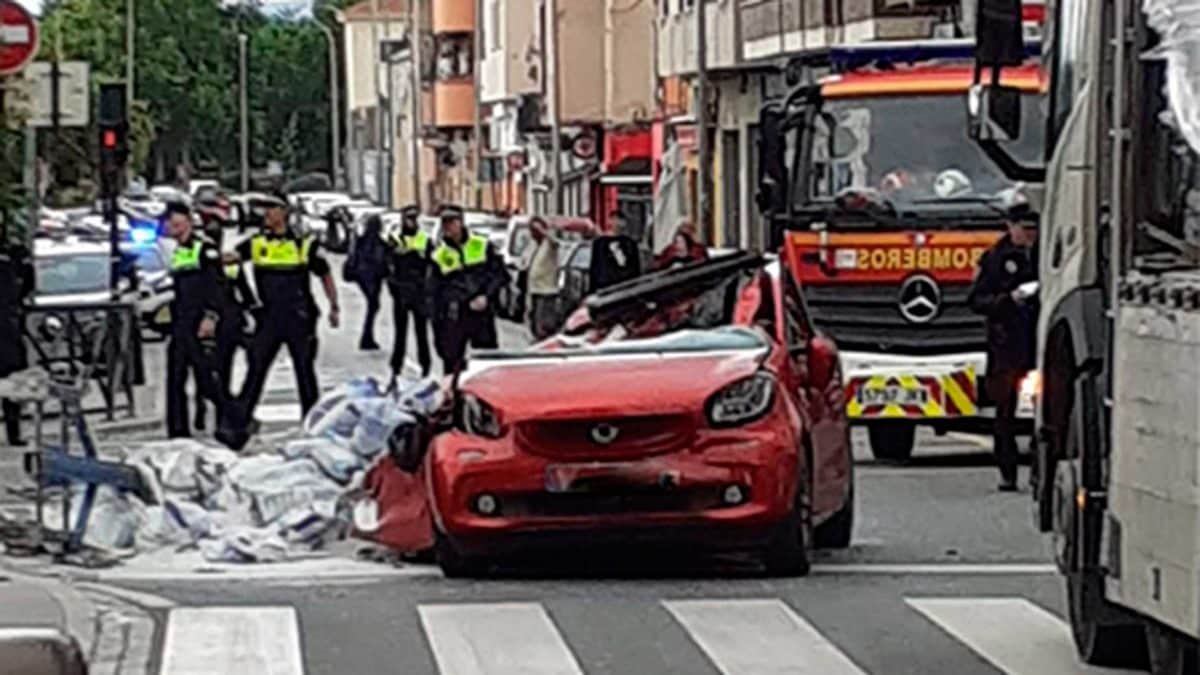 Cae un palé de ladrillos sobre un coche que circulaba por la vía en la calle Arabial en Granada.