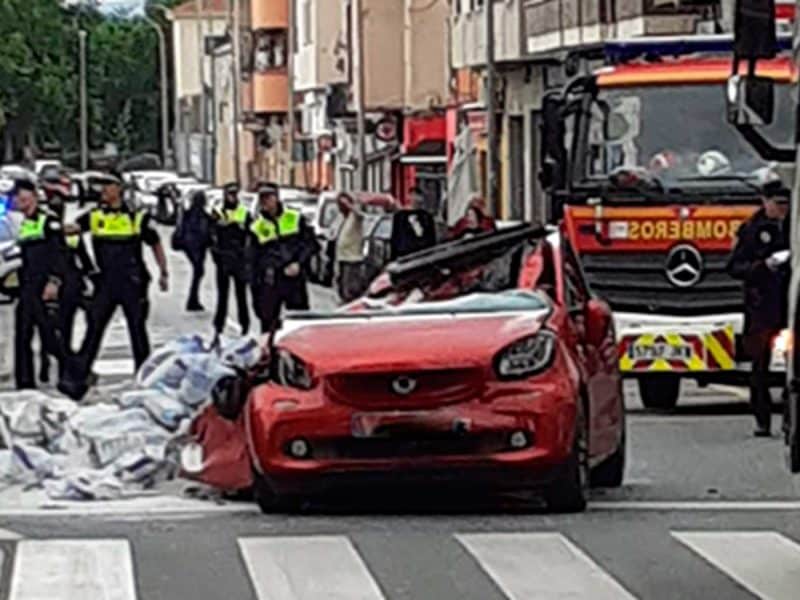 Cae un palé de ladrillos sobre un coche que circulaba por la vía en la calle Arabial en Granada.