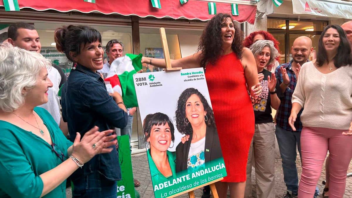 Sandra Heredia, candidata de la agrupación en Sevilla, junto a Teresa Rodríguez