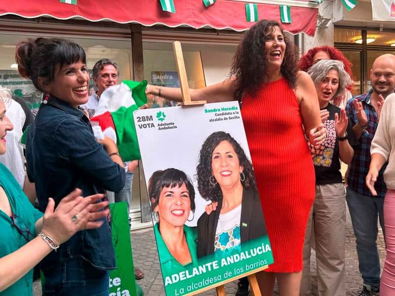 Sandra Heredia, candidata de la agrupación en Sevilla, junto a Teresa Rodríguez