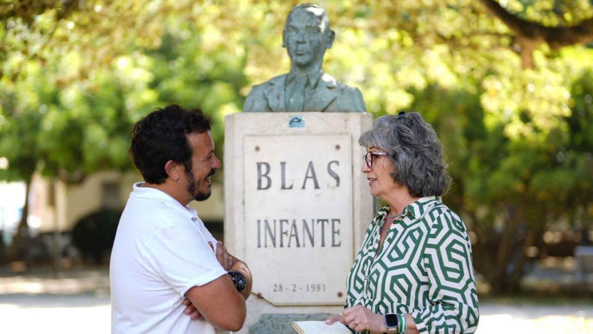 Pilar González y «Kichi» frente a un busto de Blas Infante