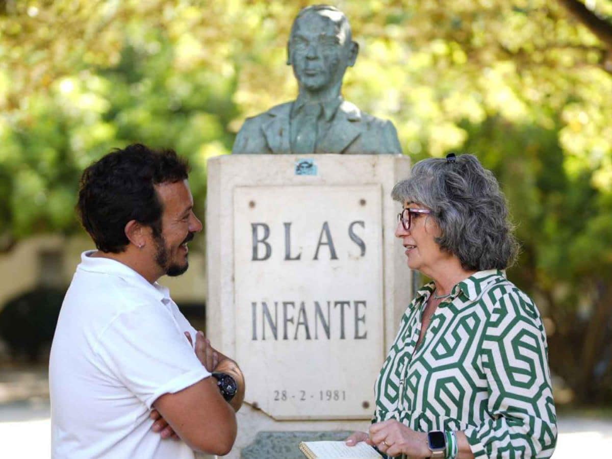 Pilar González y «Kichi» frente a un busto de Blas Infante