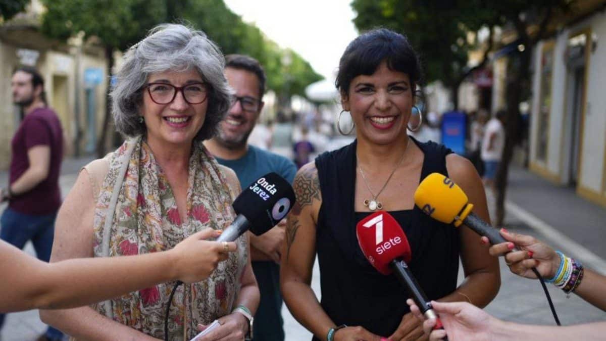 Teresa Rodríguez y Pilar González ante varios medios de comunicación