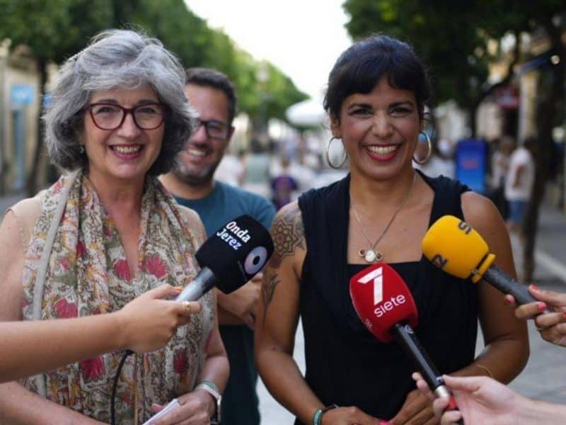 Teresa Rodríguez y Pilar González ante varios medios de comunicación