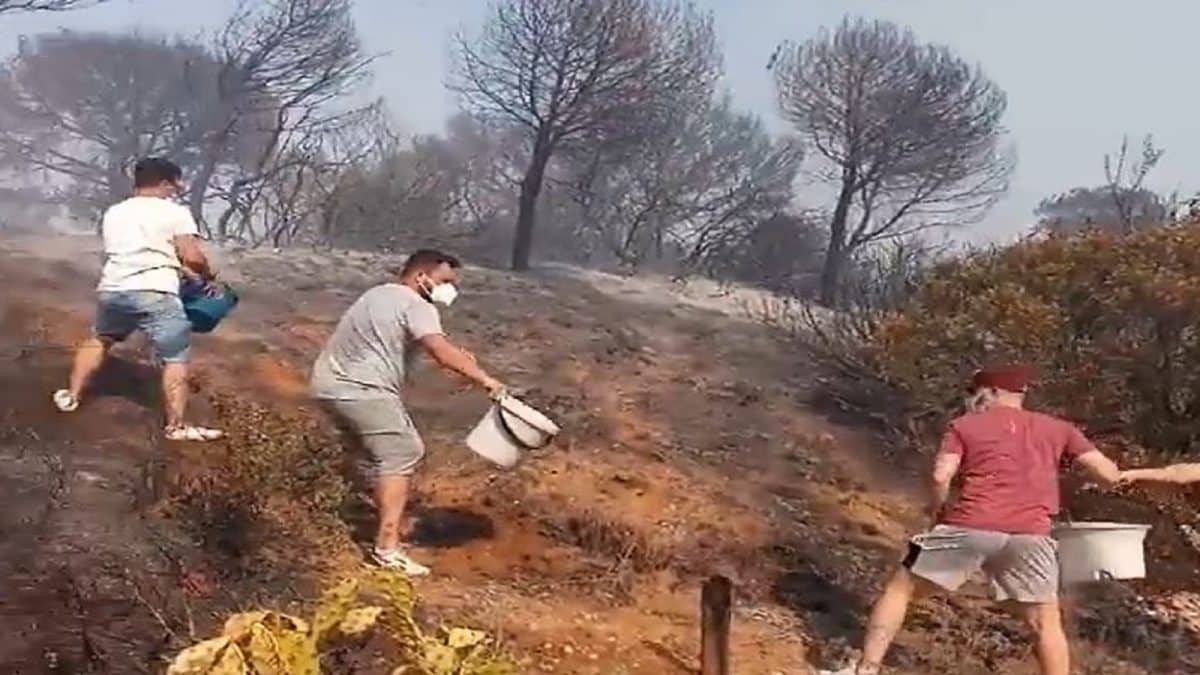 Ciudadanos colaborando para tratar de sofocar las llamas / José Ignacio García