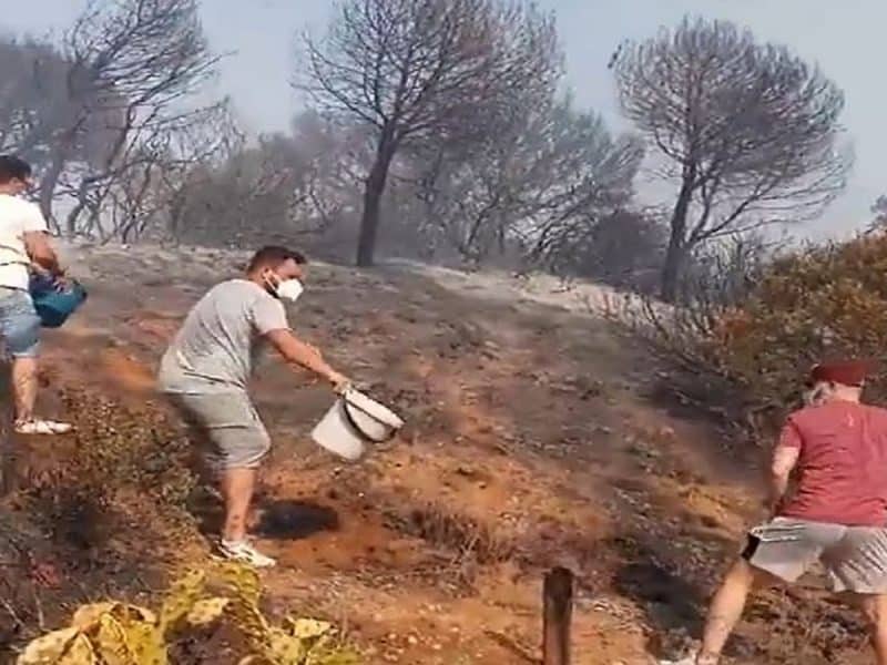 Ciudadanos colaborando para tratar de sofocar las llamas / José Ignacio García