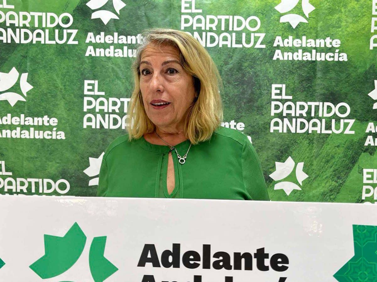 Mari García, de Adelante Andalucía, frente a los medios