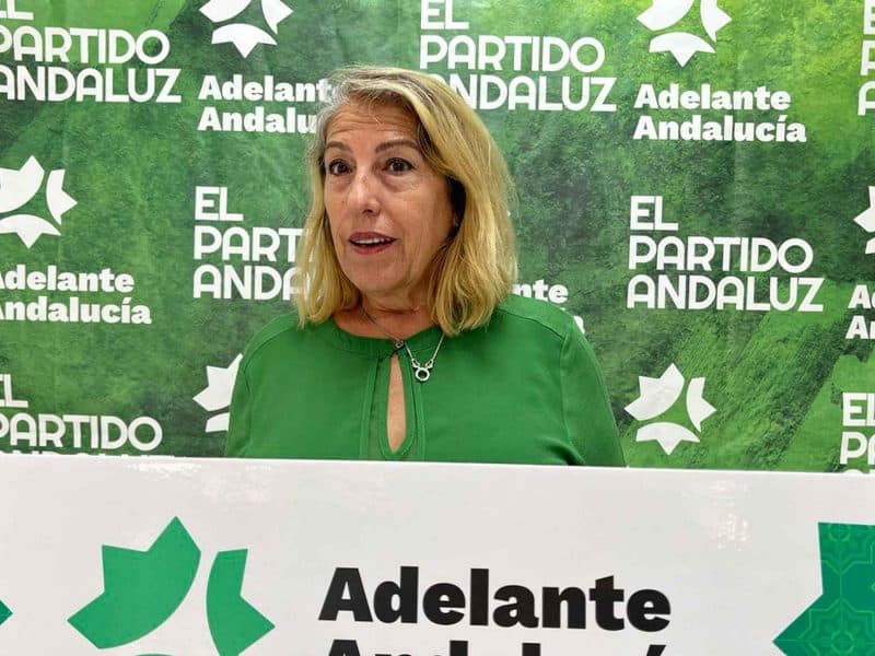 Mari García, de Adelante Andalucía, frente a los medios