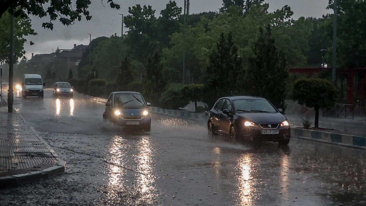 Coches circulando bajo lluvia intensa / Europa Press