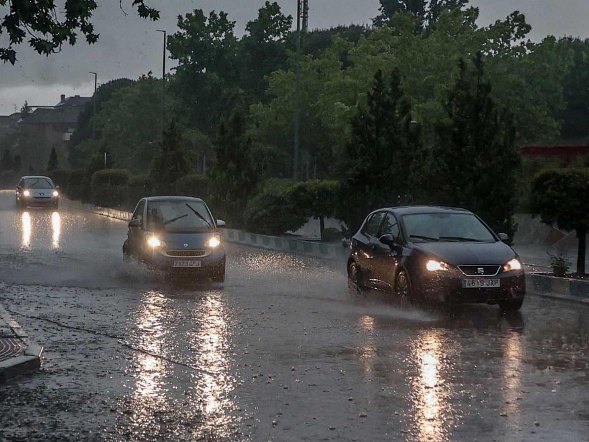 Coches circulando bajo lluvia intensa / Europa Press