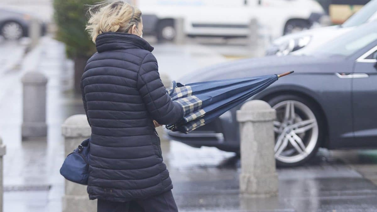 Imagen de una mujer con un paraguas / Europa Press