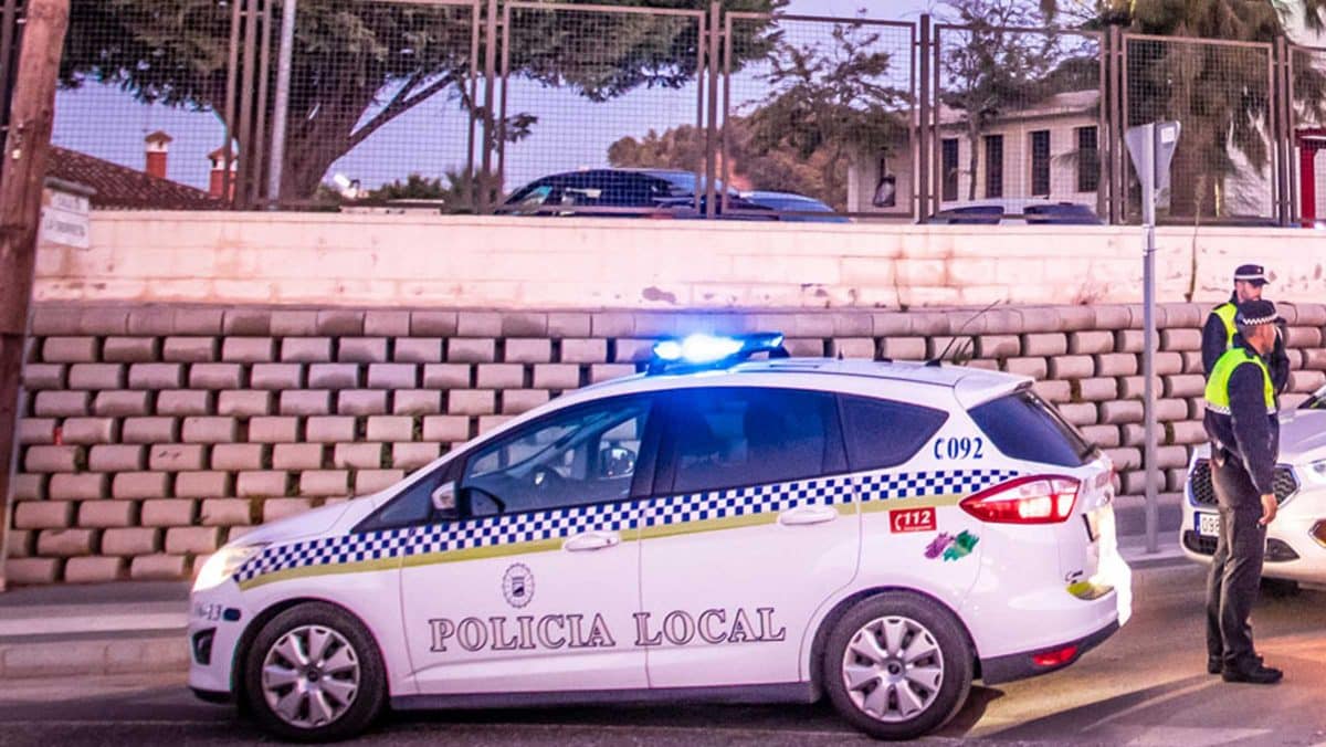 Agentes de la Policía Local de Málaga junto a uno de sus vehículos