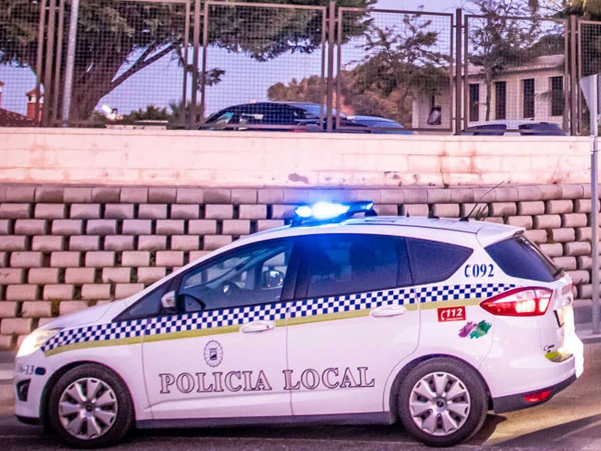 Agentes de la Policía Local de Málaga junto a uno de sus vehículos