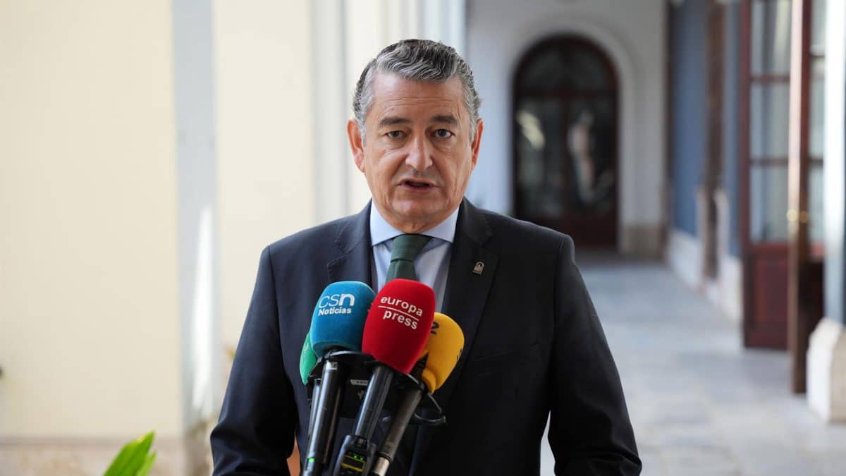 Antonio Sanz frente a los medios en Sevilla