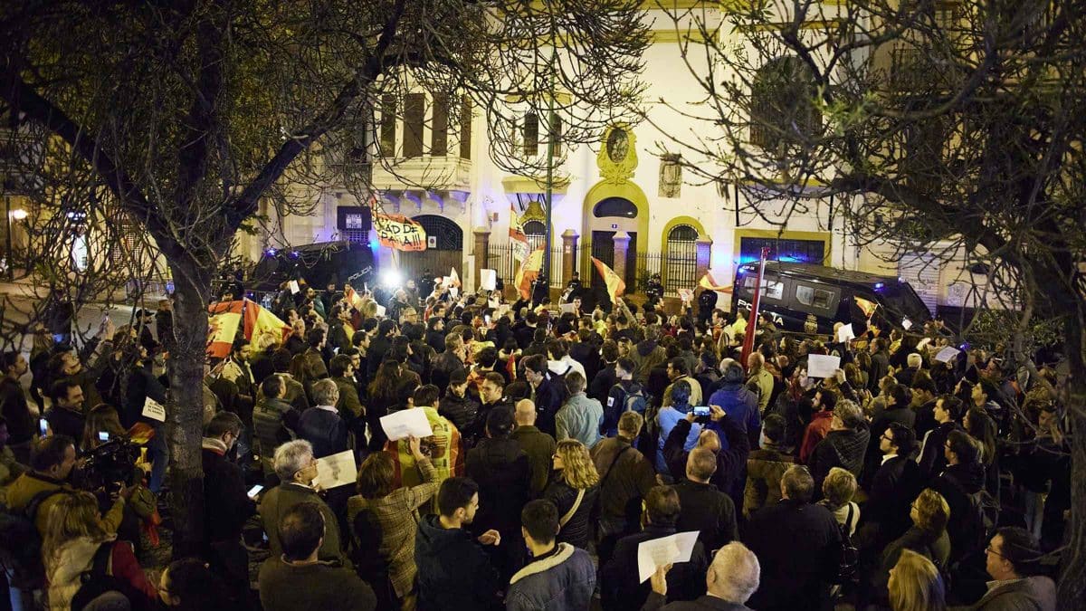 Manifestación frente a la sede del PSOE en Sevilla