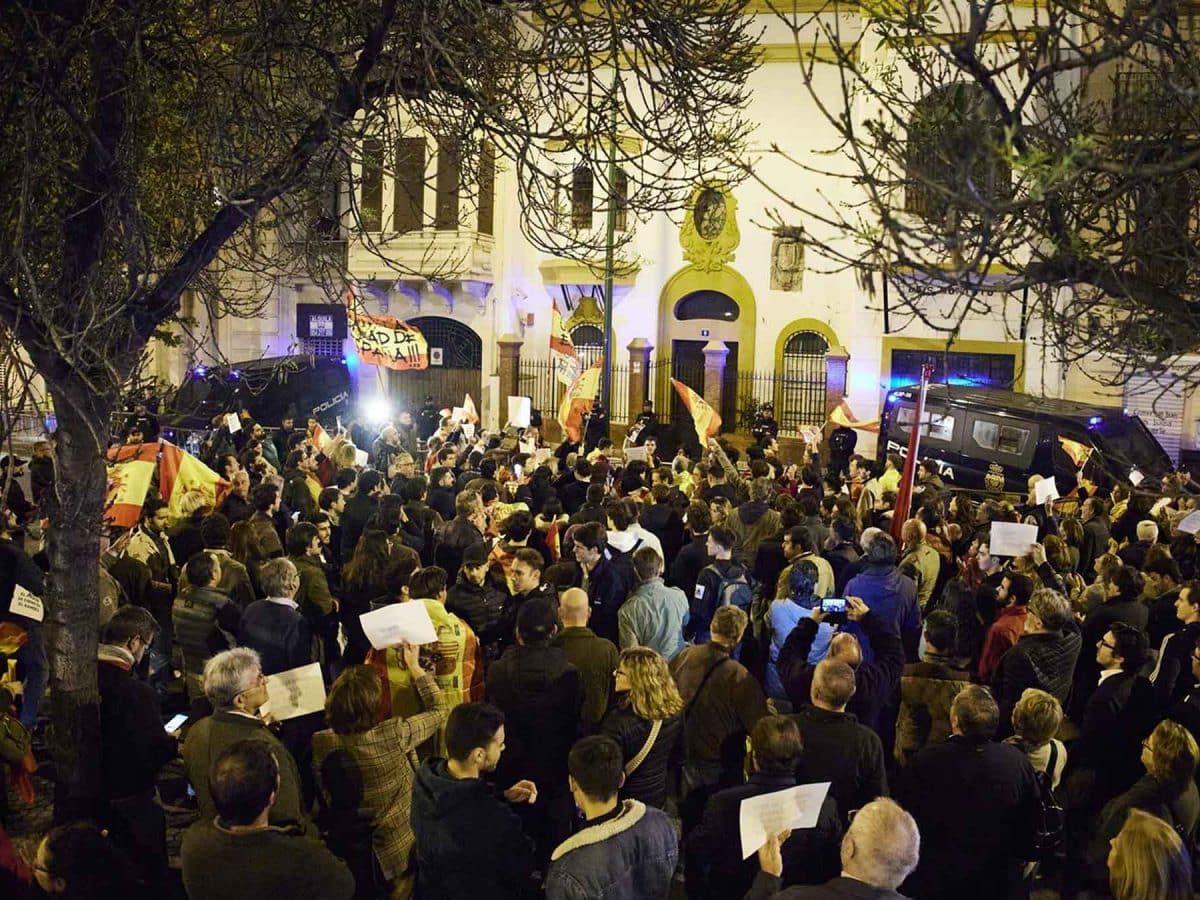 Manifestación frente a la sede del PSOE en Sevilla