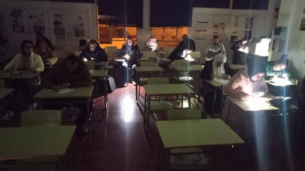 Imagen de este aula sin luz difundida por José Ignacio García