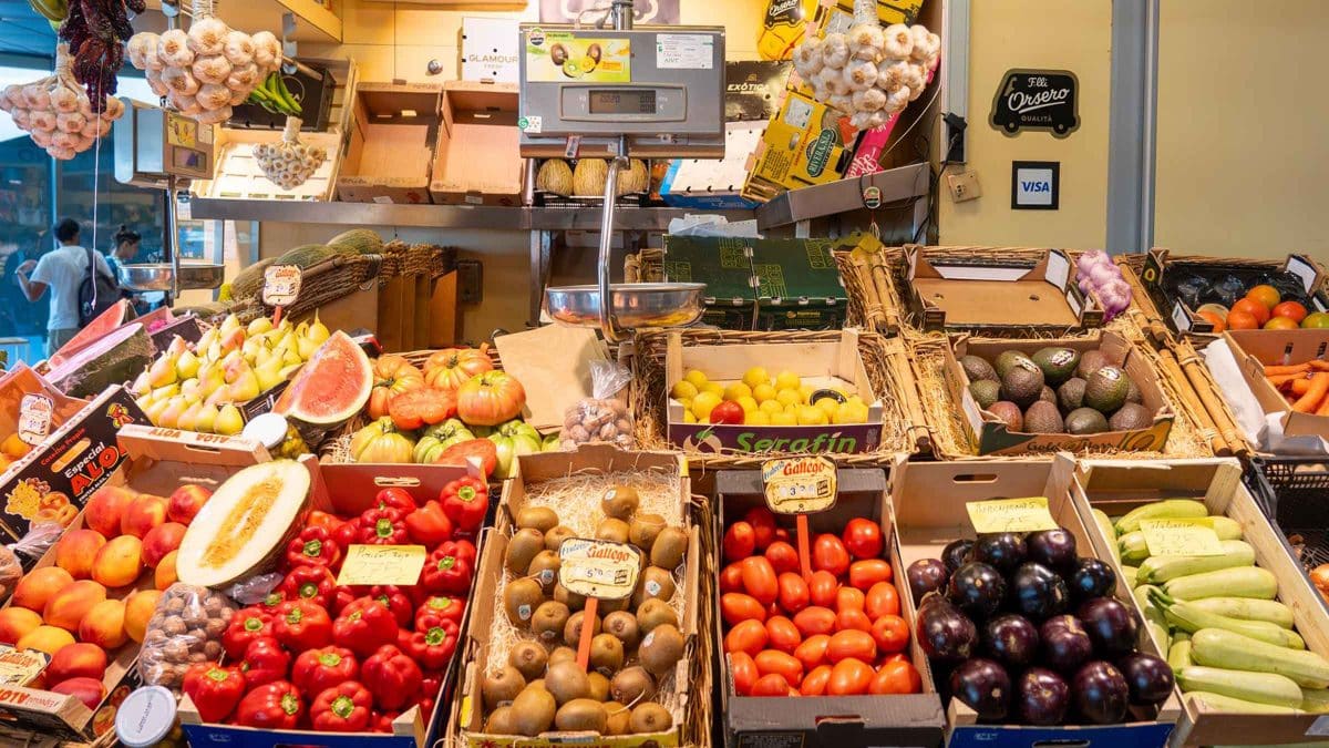 Imagen de archivo de una frutería en un mercado